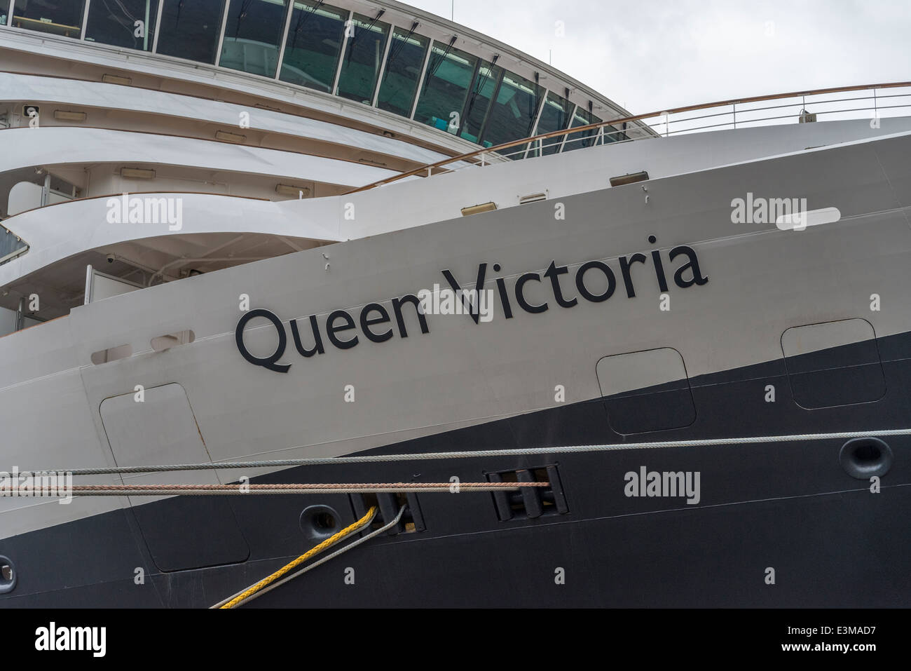 Paquebot de croisière Cunard Queen Victoria accosté au terminal de Liverpool. Banque D'Images