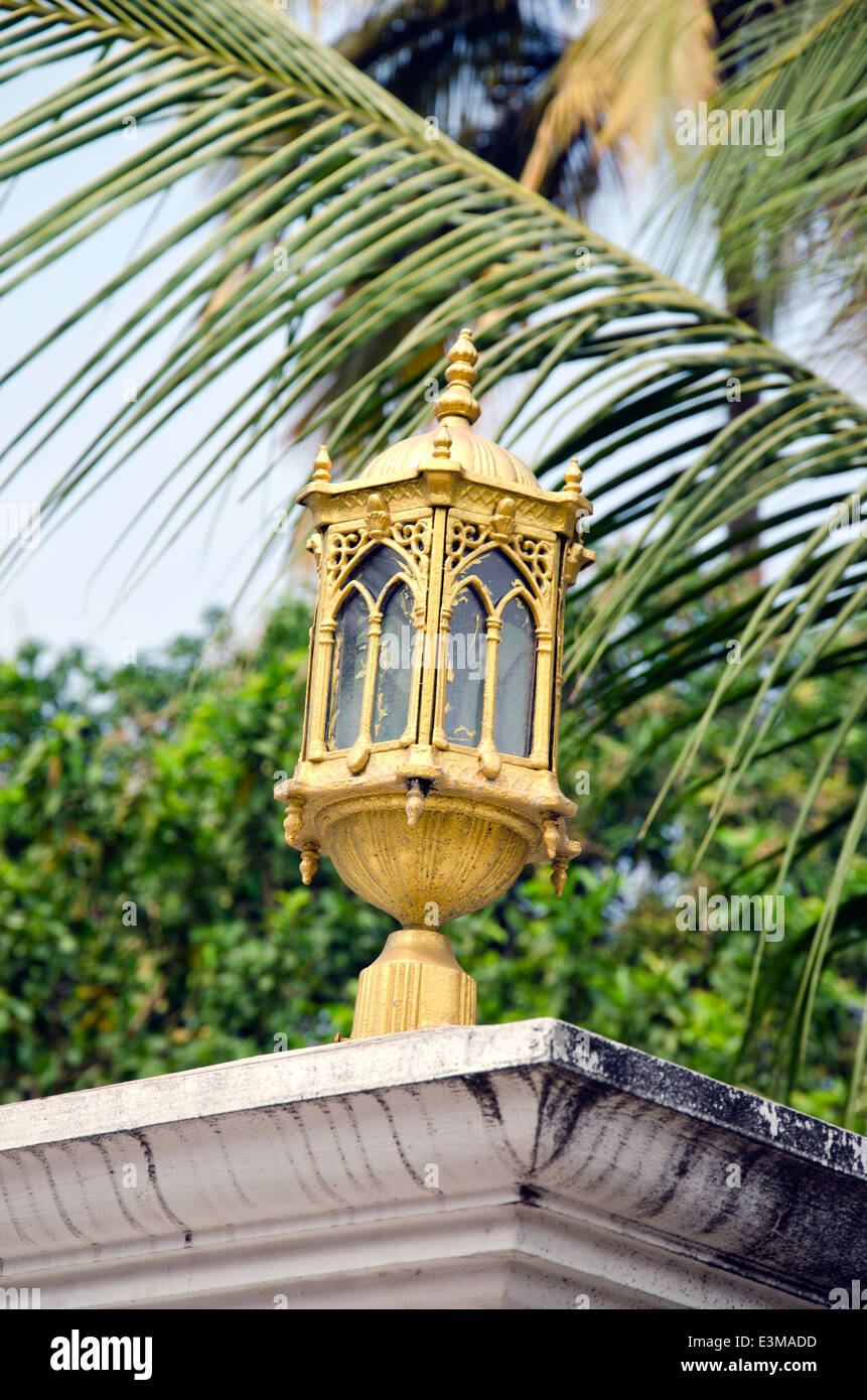 Lampe d'or orné de décoration de jardin en Asie Banque D'Images