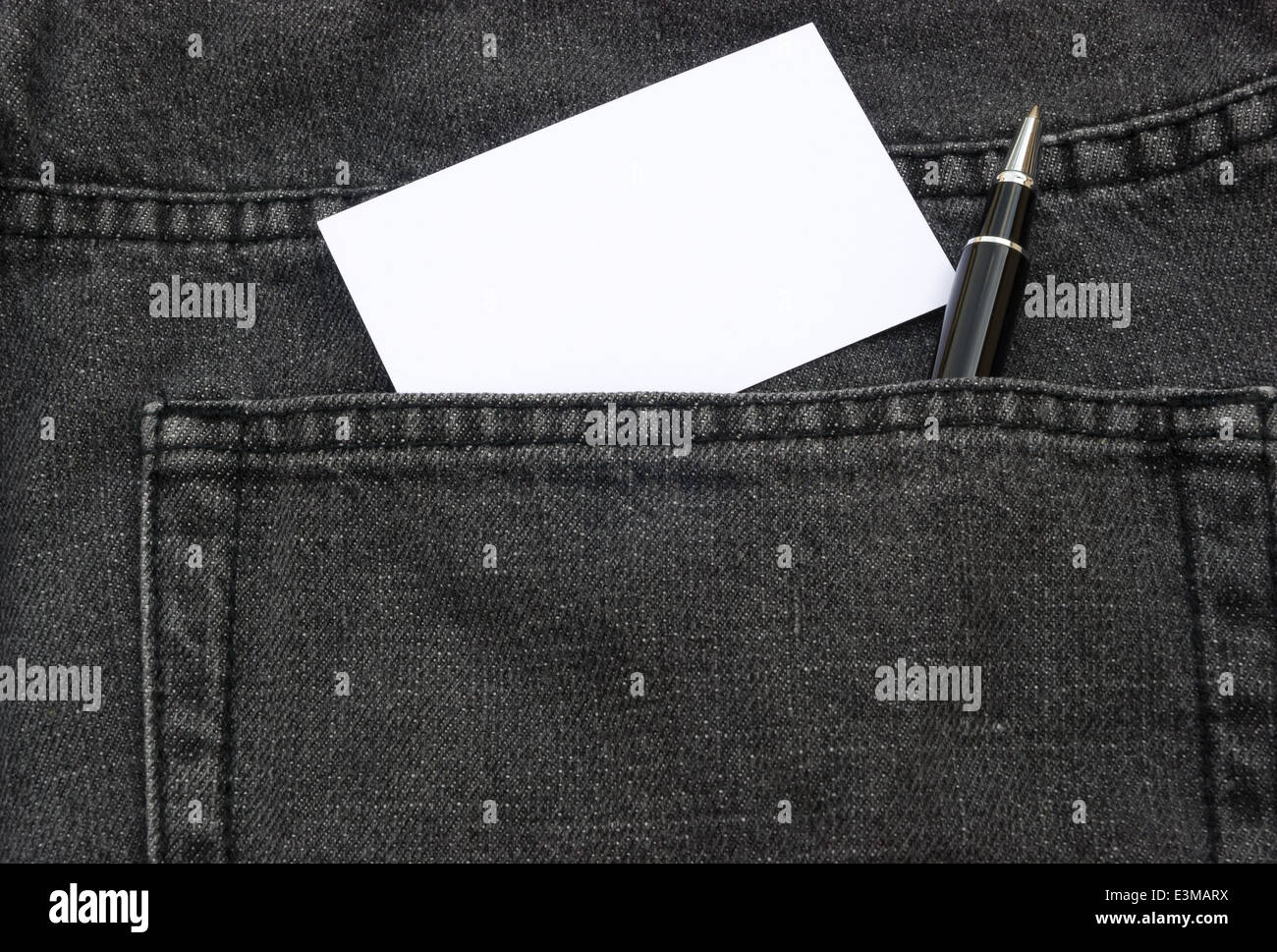 Blank business card et ball point dans la poche arrière de jean Banque D'Images