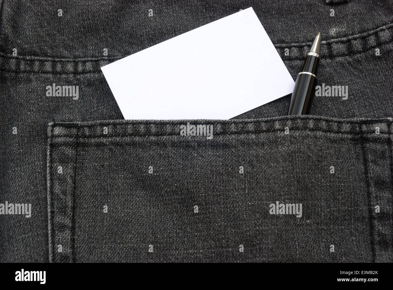 Blank business card et ball point dans la poche arrière de jean Banque D'Images