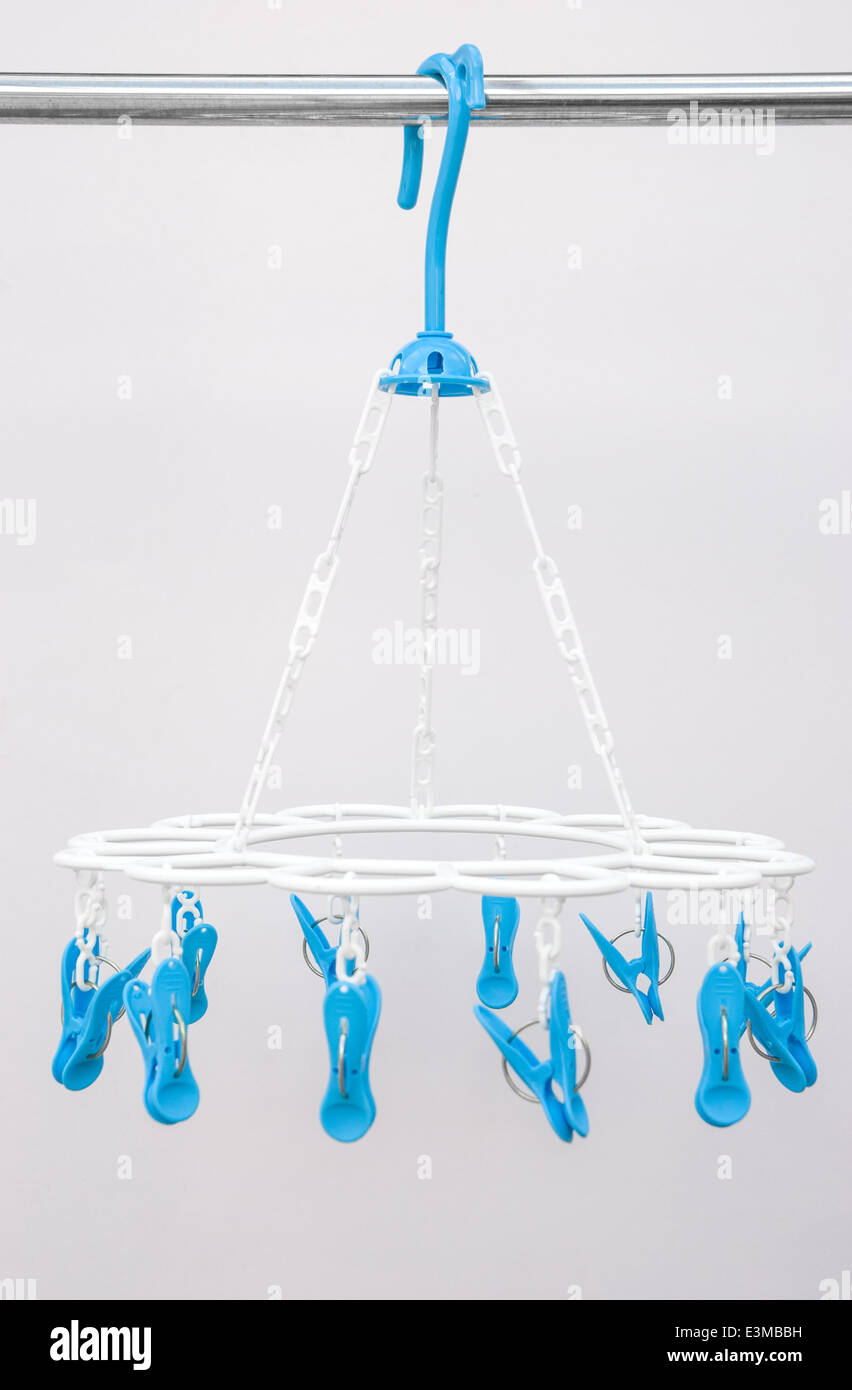 Pinces à linge bleu et blanc rack suspendu Banque D'Images