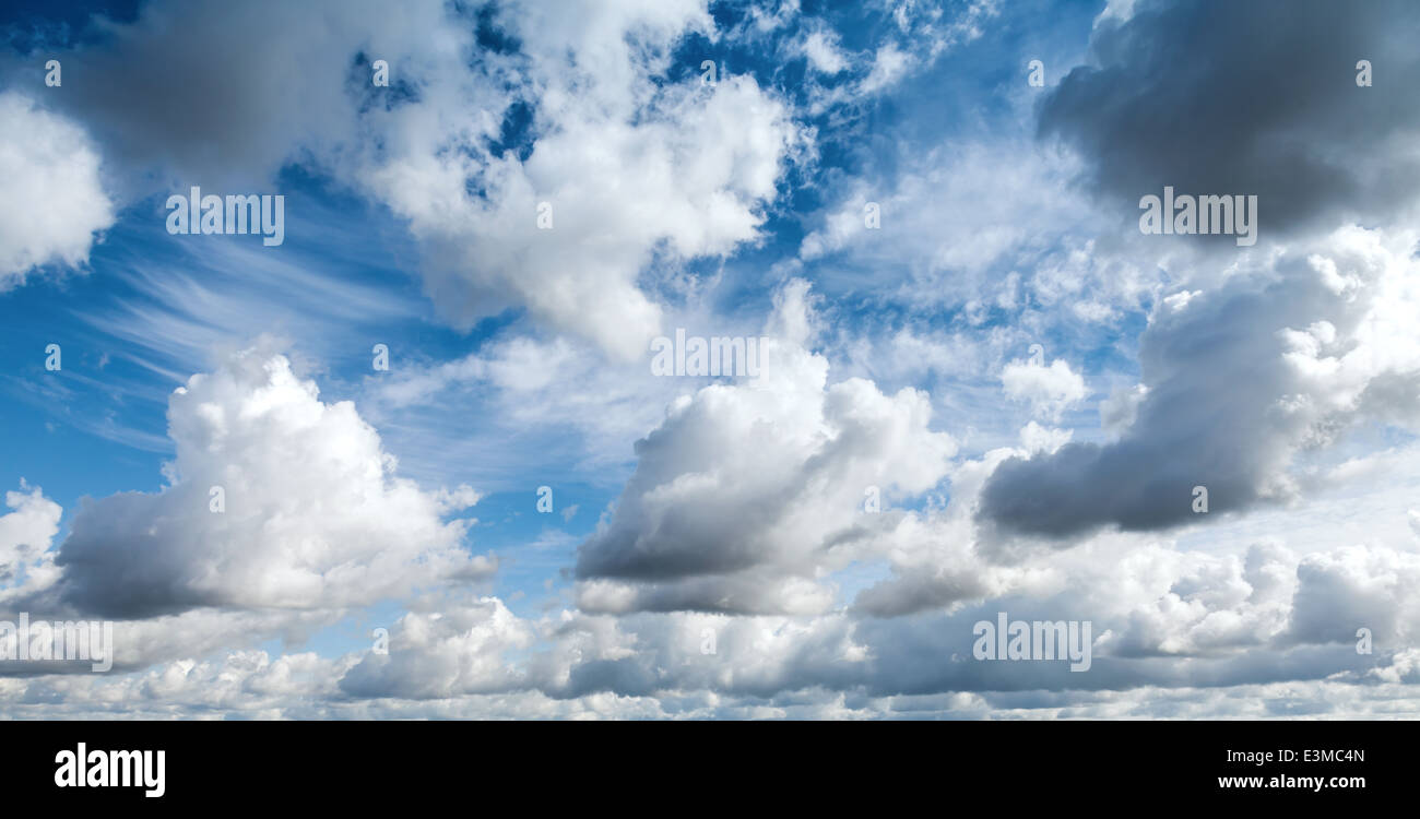 Bright blue cloudy sky background texture photo Banque D'Images