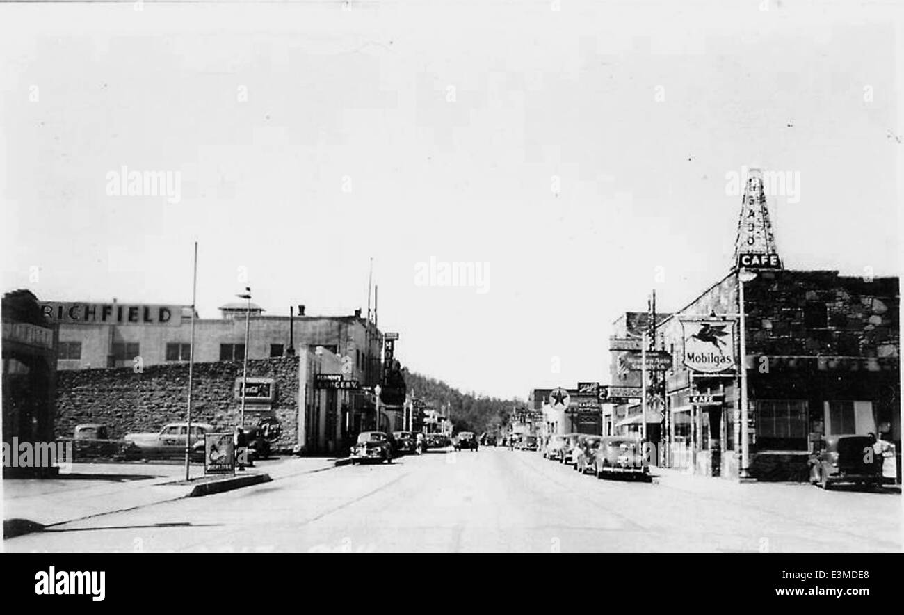 Photos historiques de la route 66 passant par Williams, Arizona, montrant son importance dans l'histoire des transports aux États-Unis. Les images soulignent le lien de la région avec la forêt nationale de Kaibab et son rôle dans le tourisme et l'exploration américains. Banque D'Images