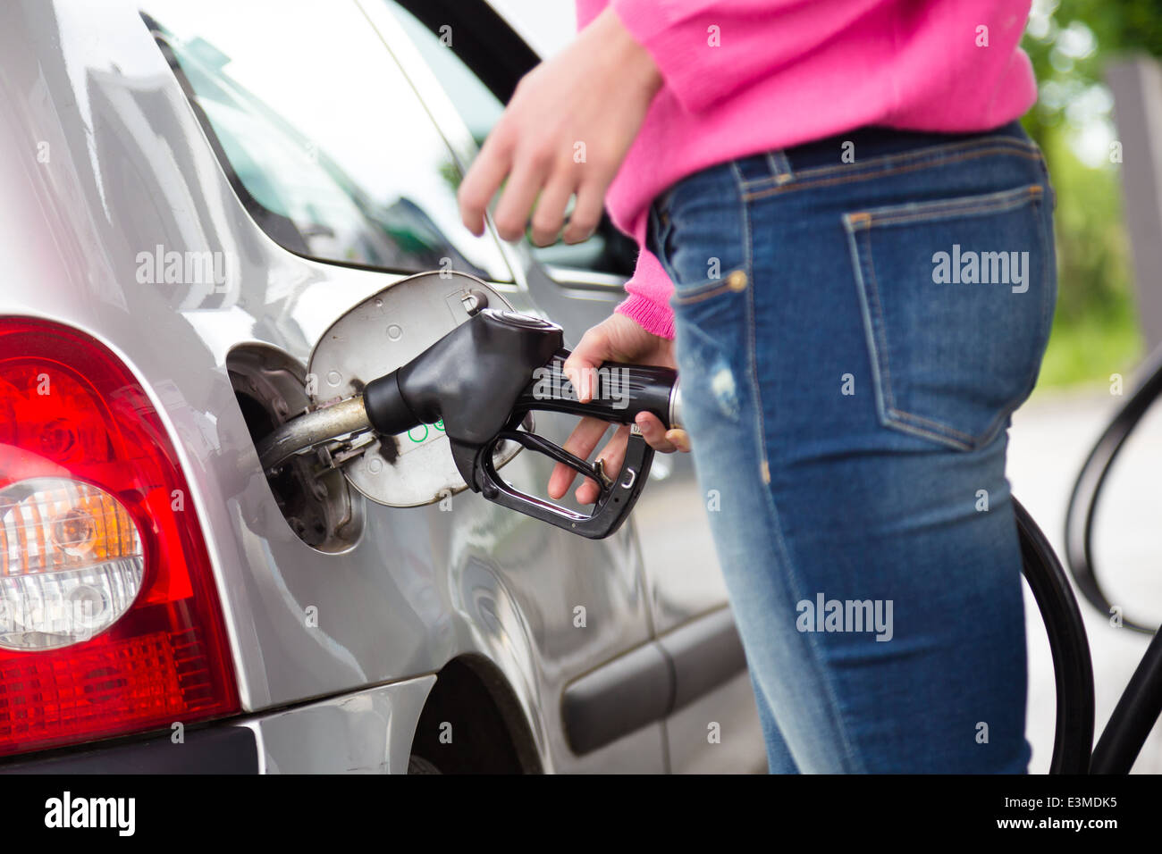 Pompage de carburant essence dame en voiture à la station d'essence. Banque D'Images