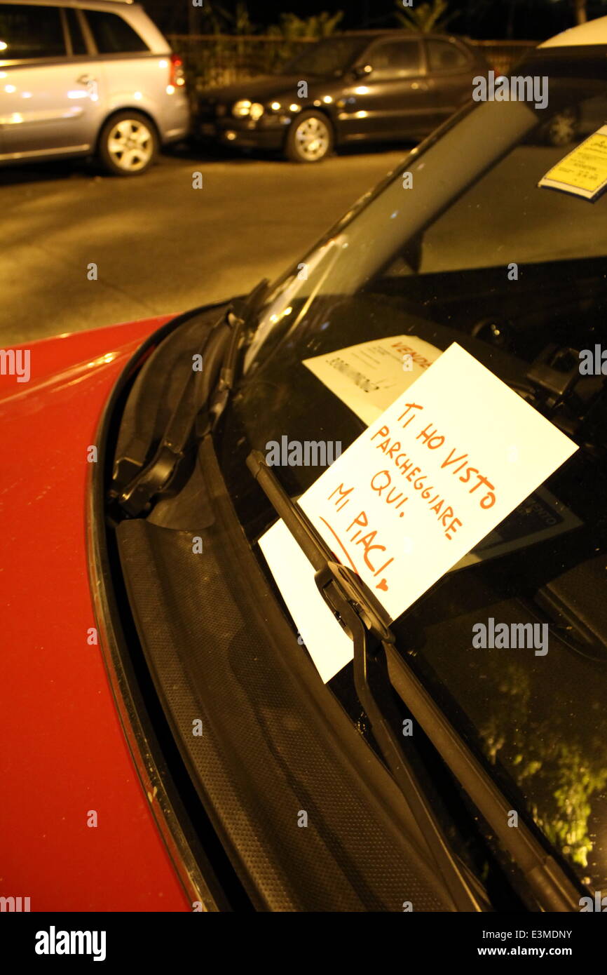 Rome, Italie 24 juin 2014 message romantique à gauche sur la fenêtre d'une voiture par un admirateur 'Je vous ai vu ici un parking. Je vous aime' Credit : Gari Wyn Williams/Alamy Live News Banque D'Images