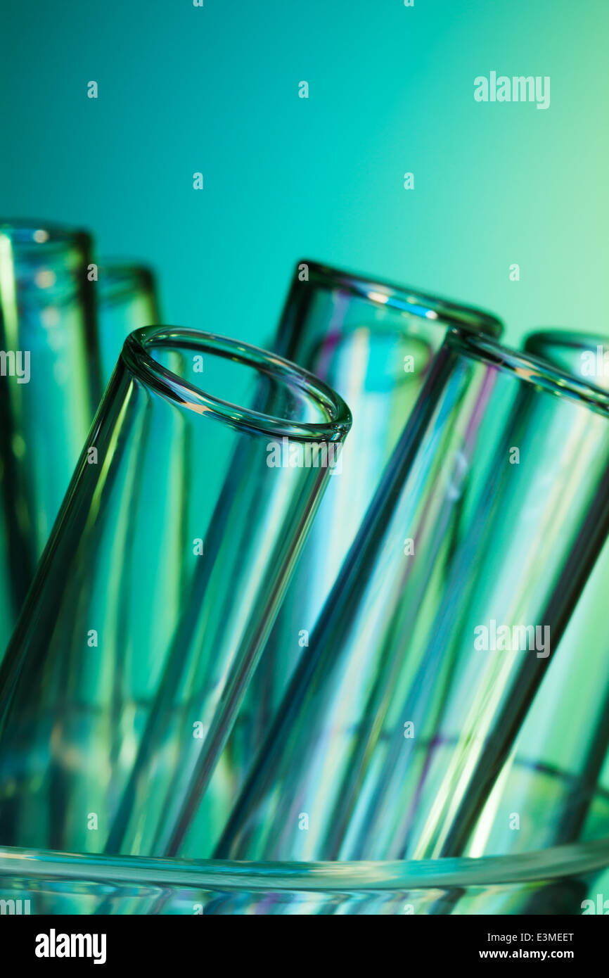 Tubes à essai en verre éclairée avec bleu vert Banque D'Images