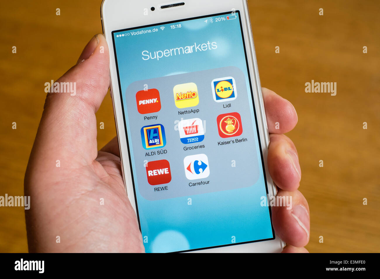 Détail d'un grand nombre de supermarchés discount shopping en ligne applications sur iPhone smart phone Banque D'Images