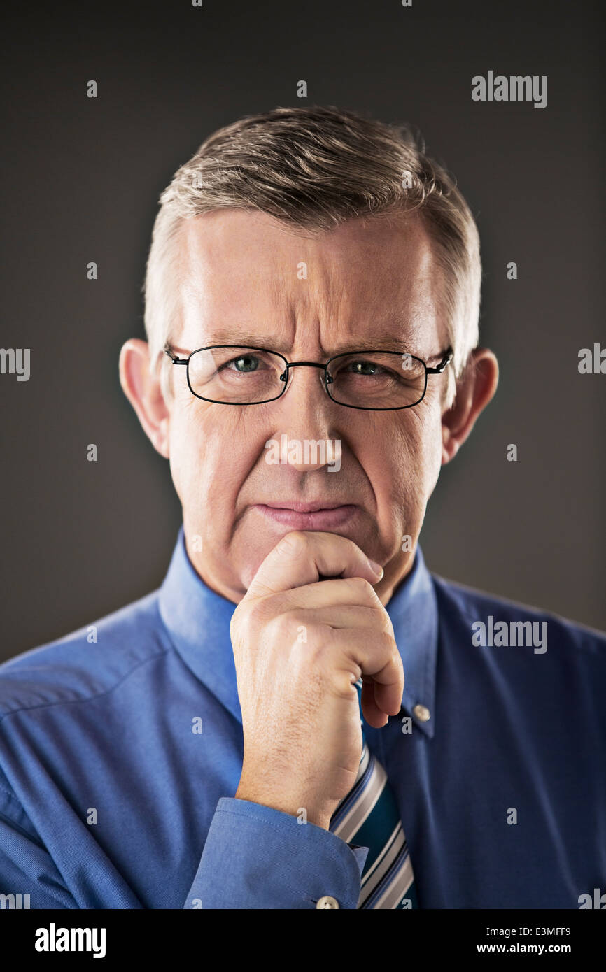 Portrait of smiling businessman with hand on chin Banque D'Images