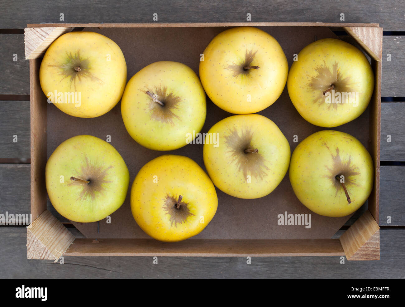 Boîte en bois de pommes Golden Delicious fraîches Banque D'Images