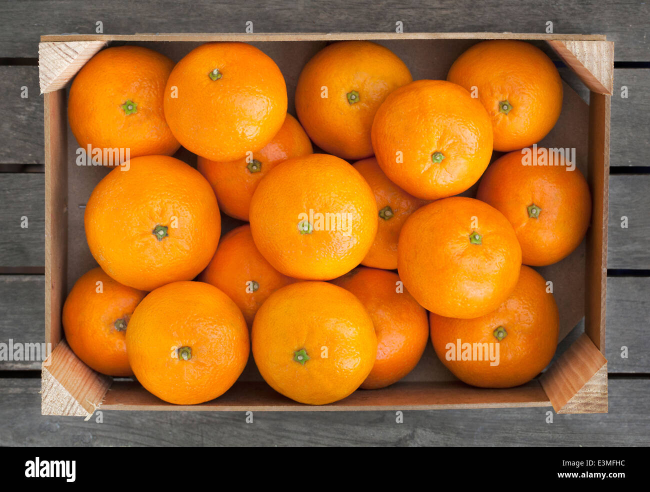 Boîte en bois de mandarines fraîches Banque D'Images
