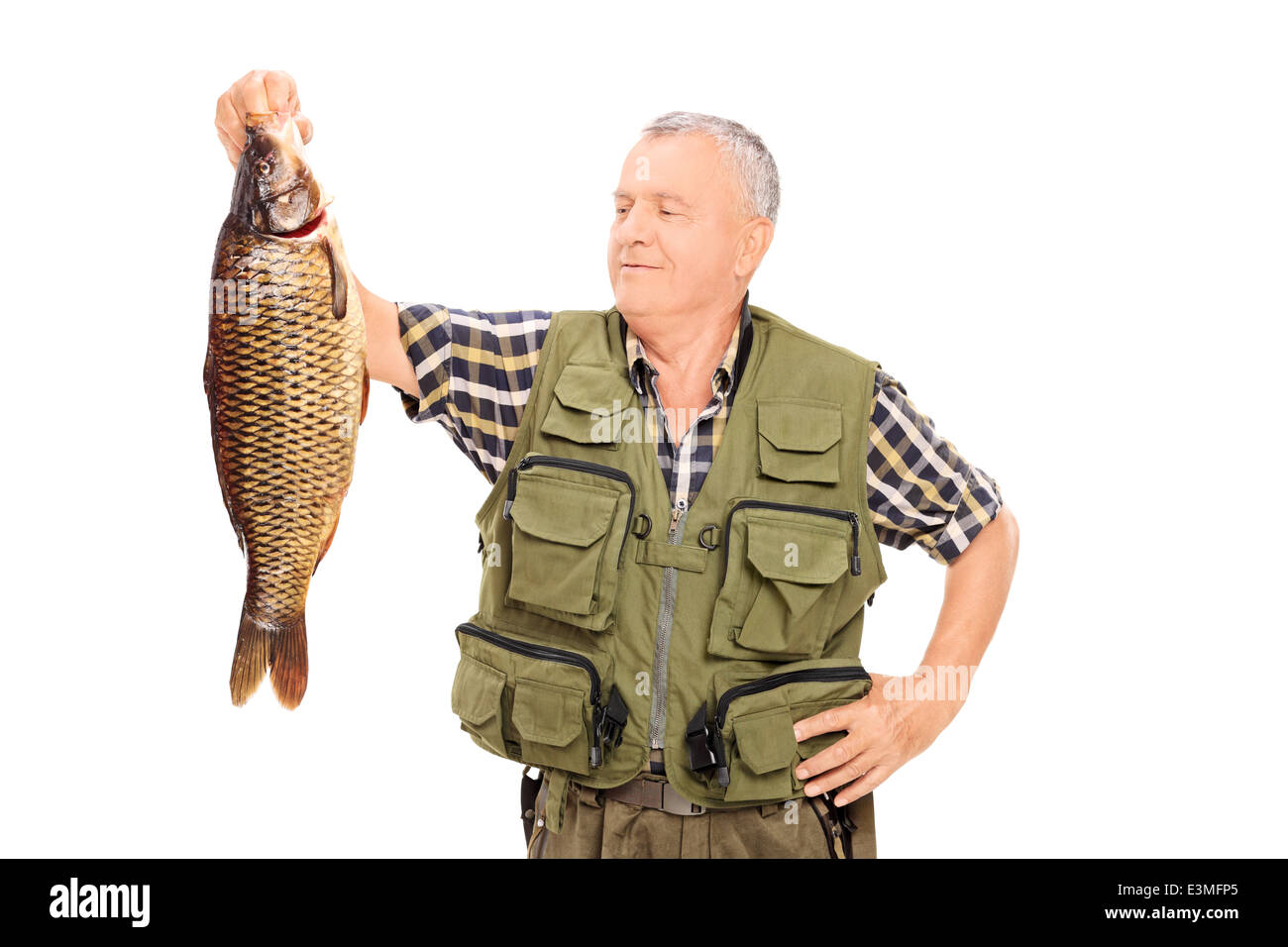 Fier pêcheur mature tenant un gros poisson Banque D'Images
