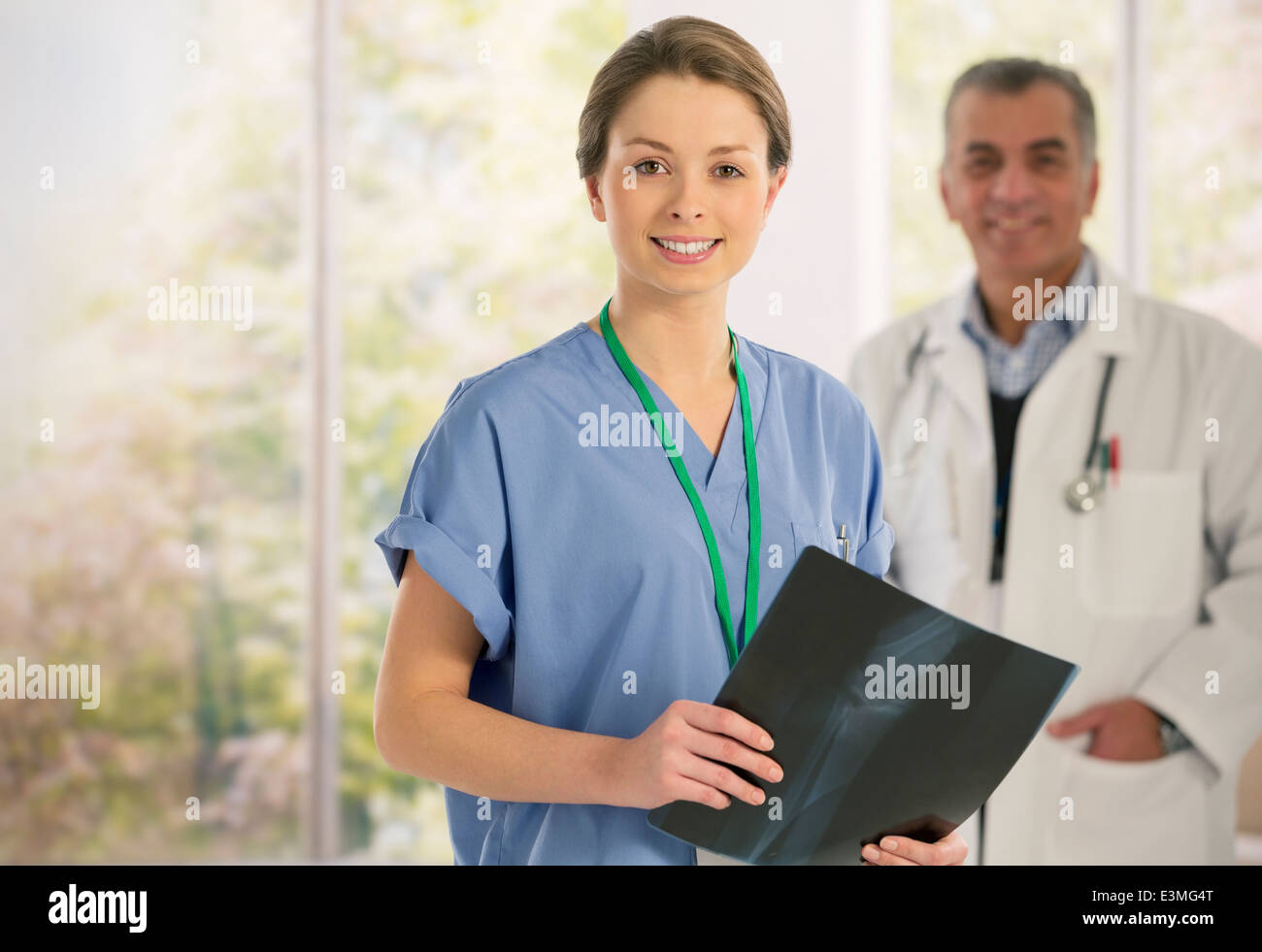 Portrait of smiling nurse with x-ray Banque D'Images