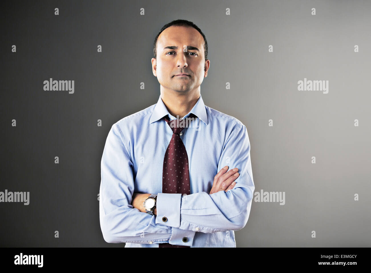 Portrait of smiling businessman with arms crossed Banque D'Images
