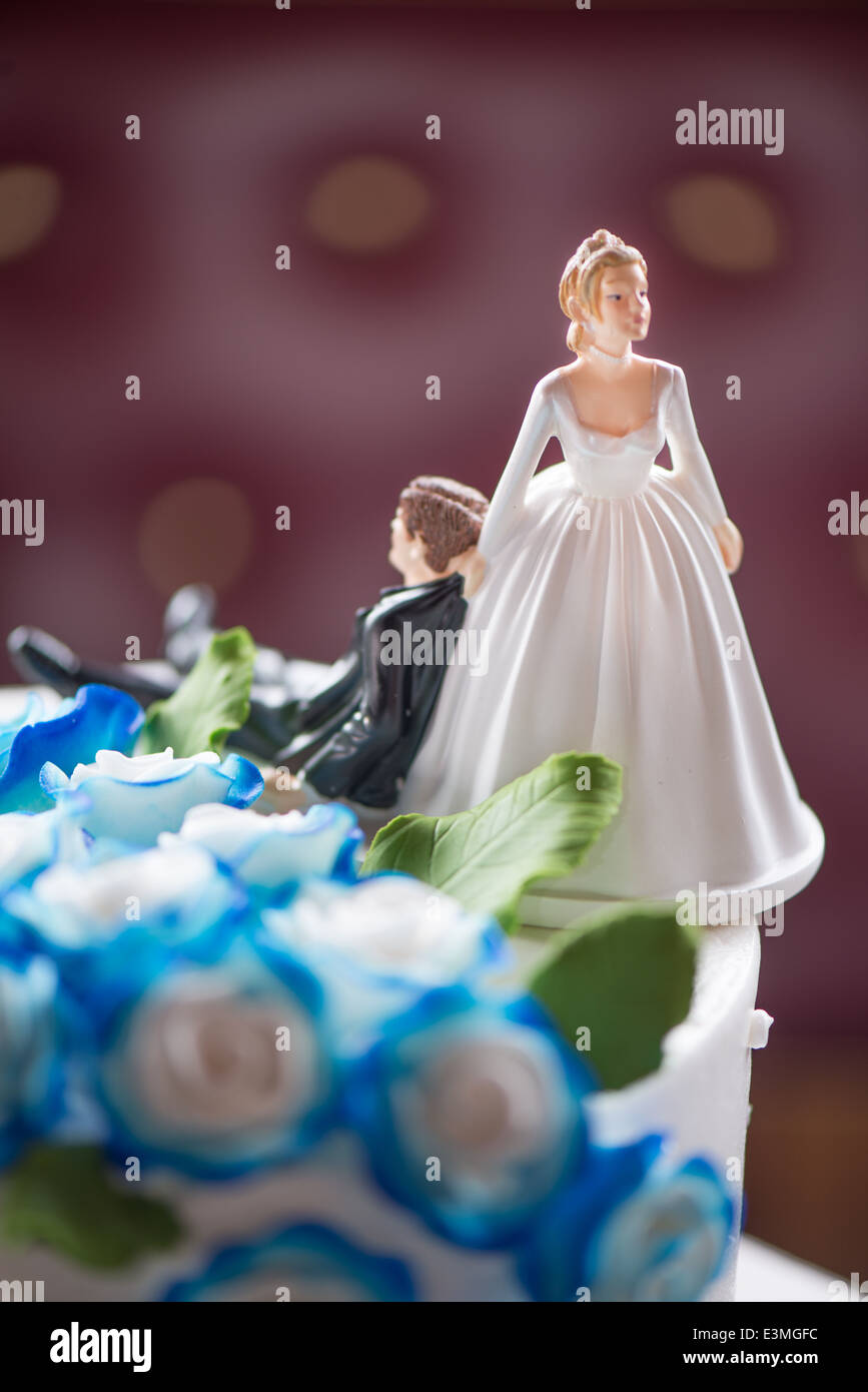 Cake topper avec mariés. Banque D'Images