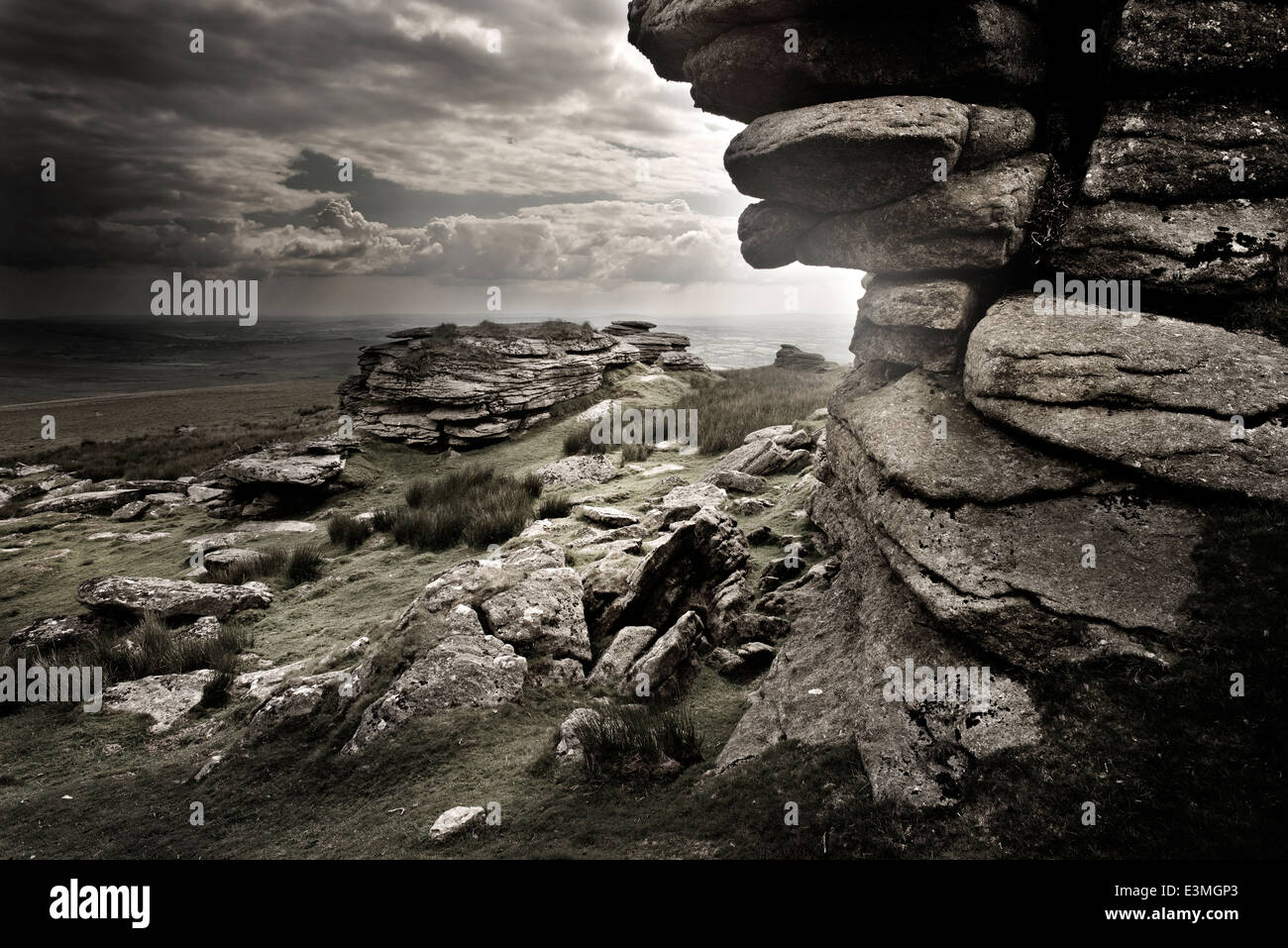 Landes sauvages spectaculaires rochers. Paysages sauvages de Dartmoor, UK Banque D'Images