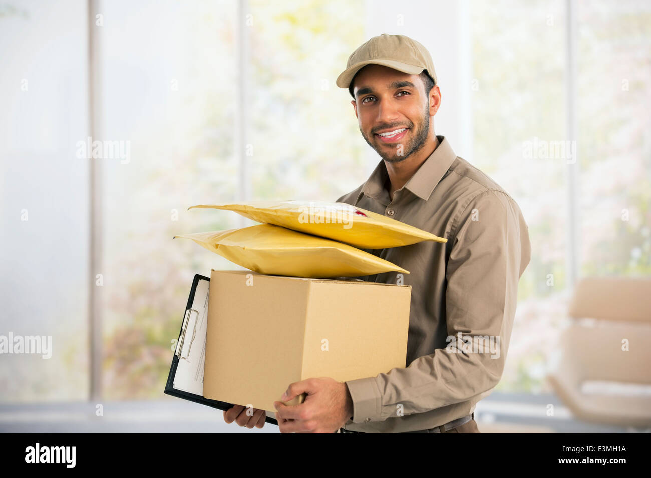Portrait of smiling deliveryman Banque D'Images