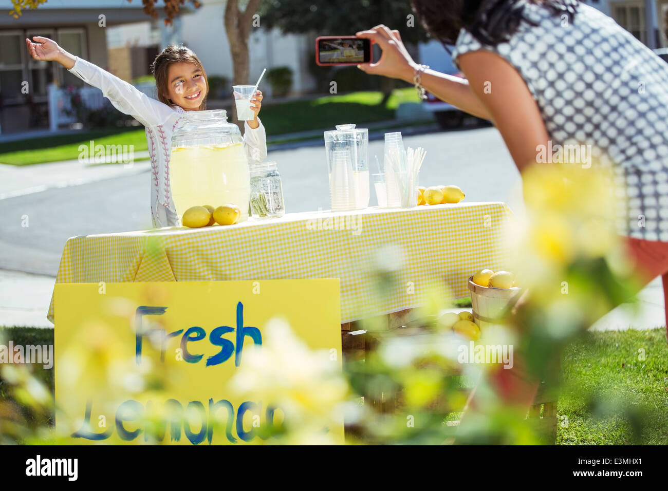 Mère fille photographier au stand de limonade Banque D'Images