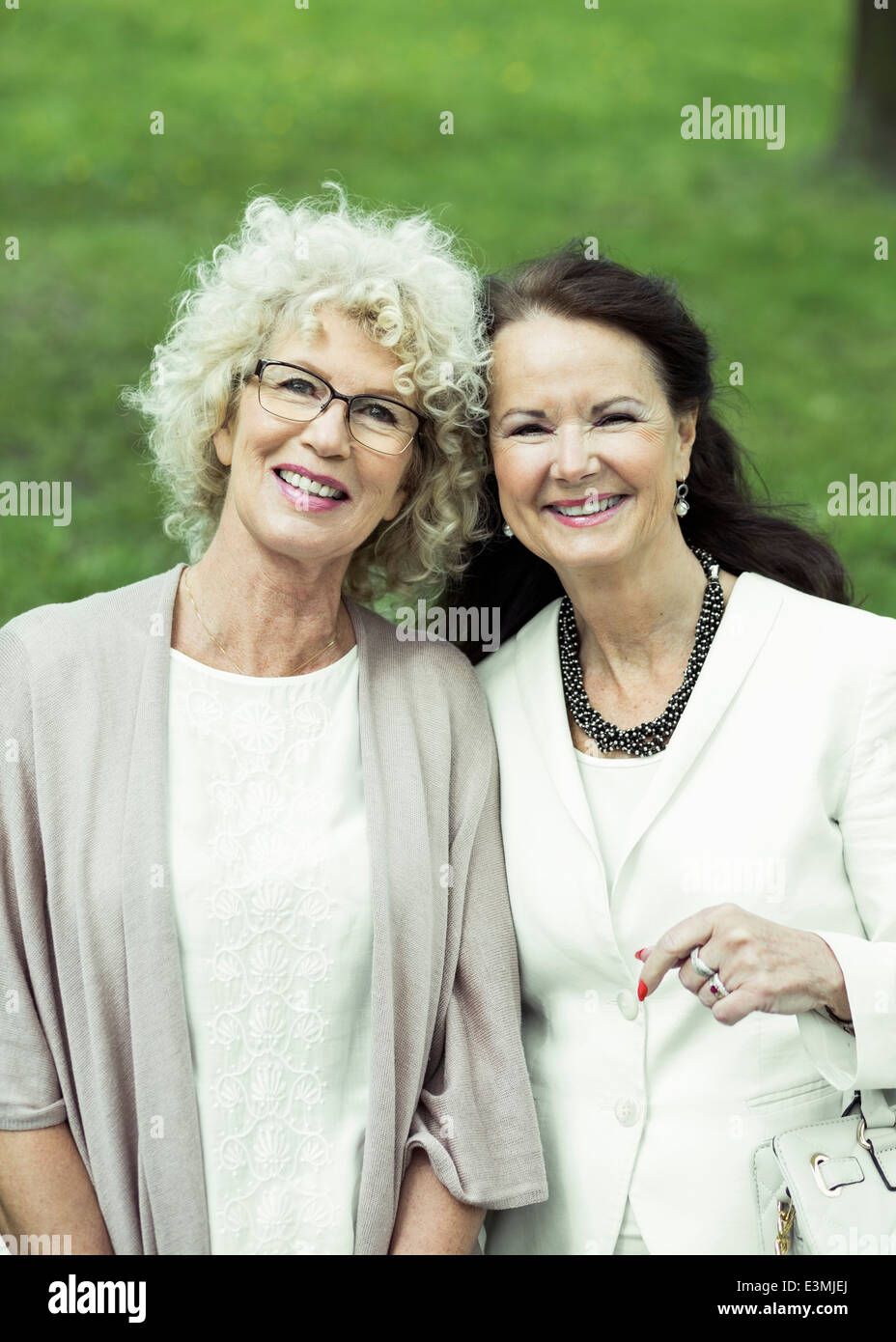 Senior Women standing in park Banque D'Images