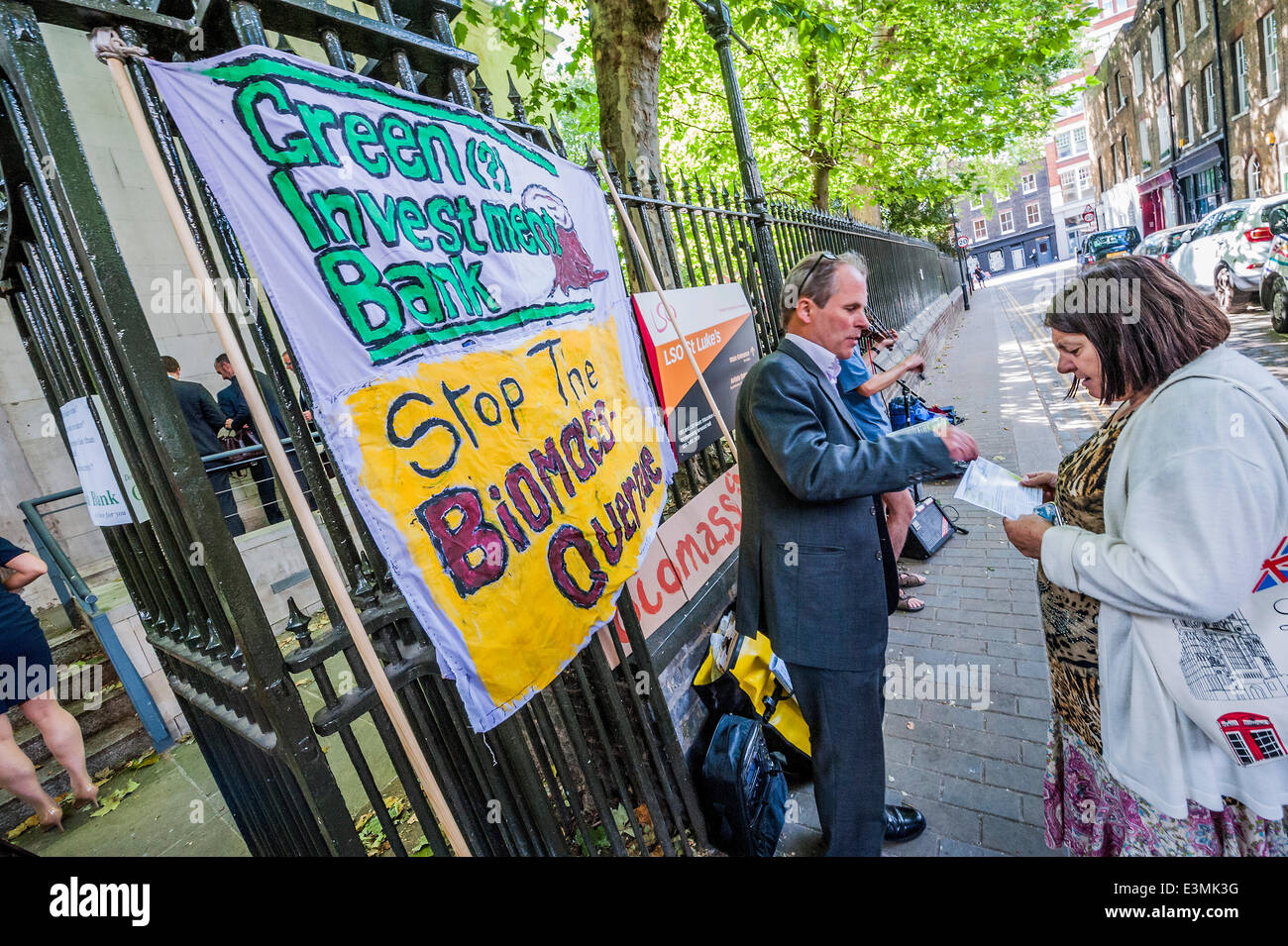 Londres, Royaume-Uni. 25 juin 2014. Biofuelwatch organiser un matin tôt avant la manifestation annuelle de la Banque d'investissement vert passer en revue l'événement. Ils sont très heureux de l'annonce sur l'investissement de l'éolienne mais sont toujours préoccupés par l'argent qui est mis dans l'énergie de la biomasse, telle que celle en Drax. le LSO St Luke's, Old Street London, 25 juin 2014. Crédit : Guy Bell/Alamy Live News Banque D'Images