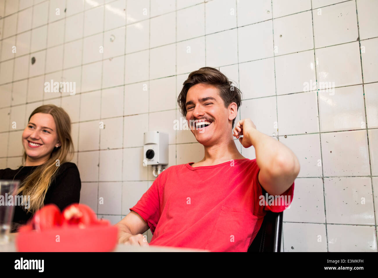 Happy young businessman with female colleague en petit bureau Banque D'Images