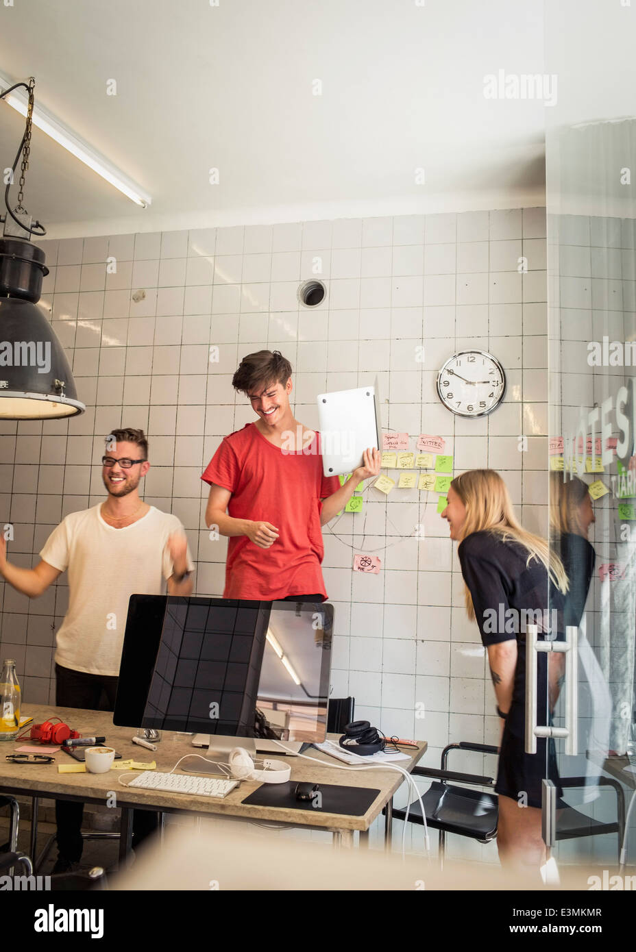 L'équipe réussie de nouveaux gens d'affaires de creative office Banque D'Images