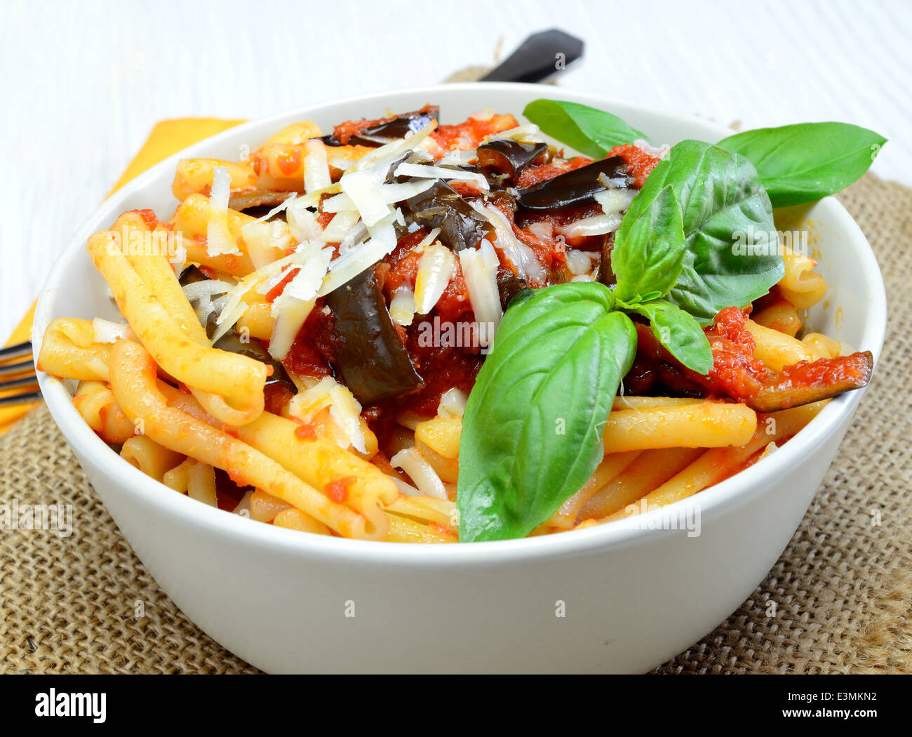 Sicilienne italien des pâtes aux aubergines et fromage de brebis et de la sauce tomate appelée "Pasta alla Norma" Banque D'Images