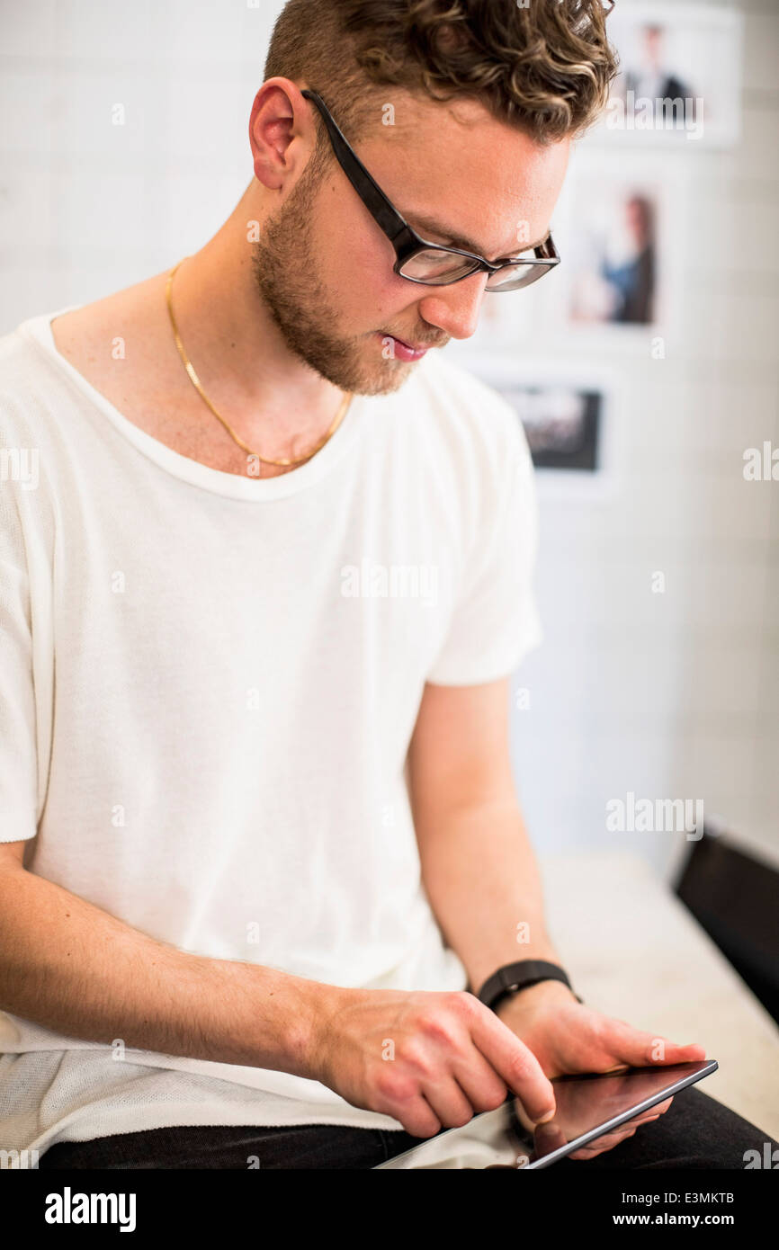 Young businessman using tablet computer in nouveau bureau Banque D'Images