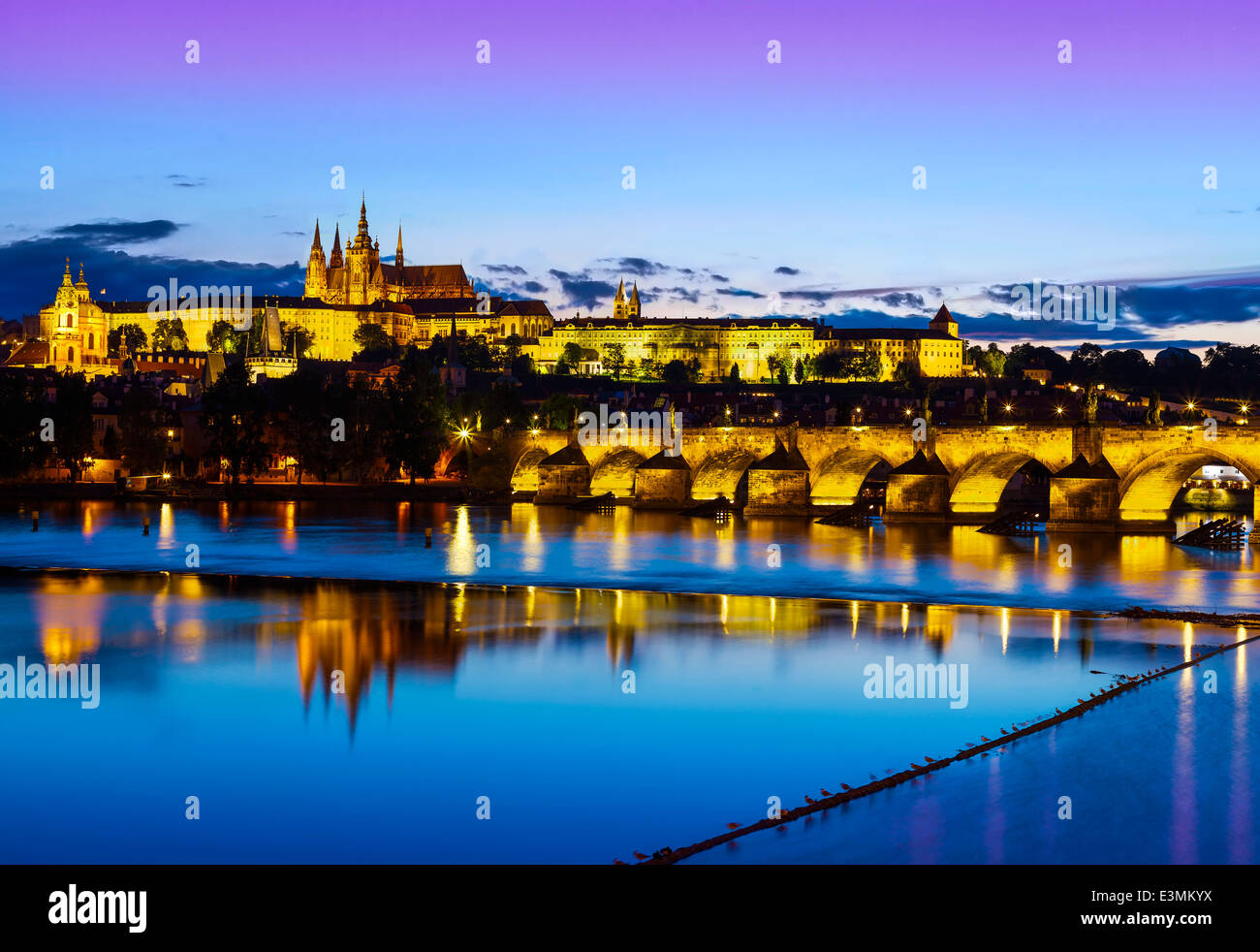 Le château de Prague et du pont au coucher du soleil, en République tchèque. Banque D'Images