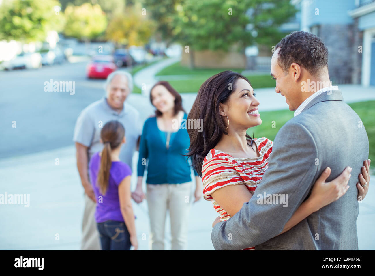 Couple hugging in driveway Banque D'Images