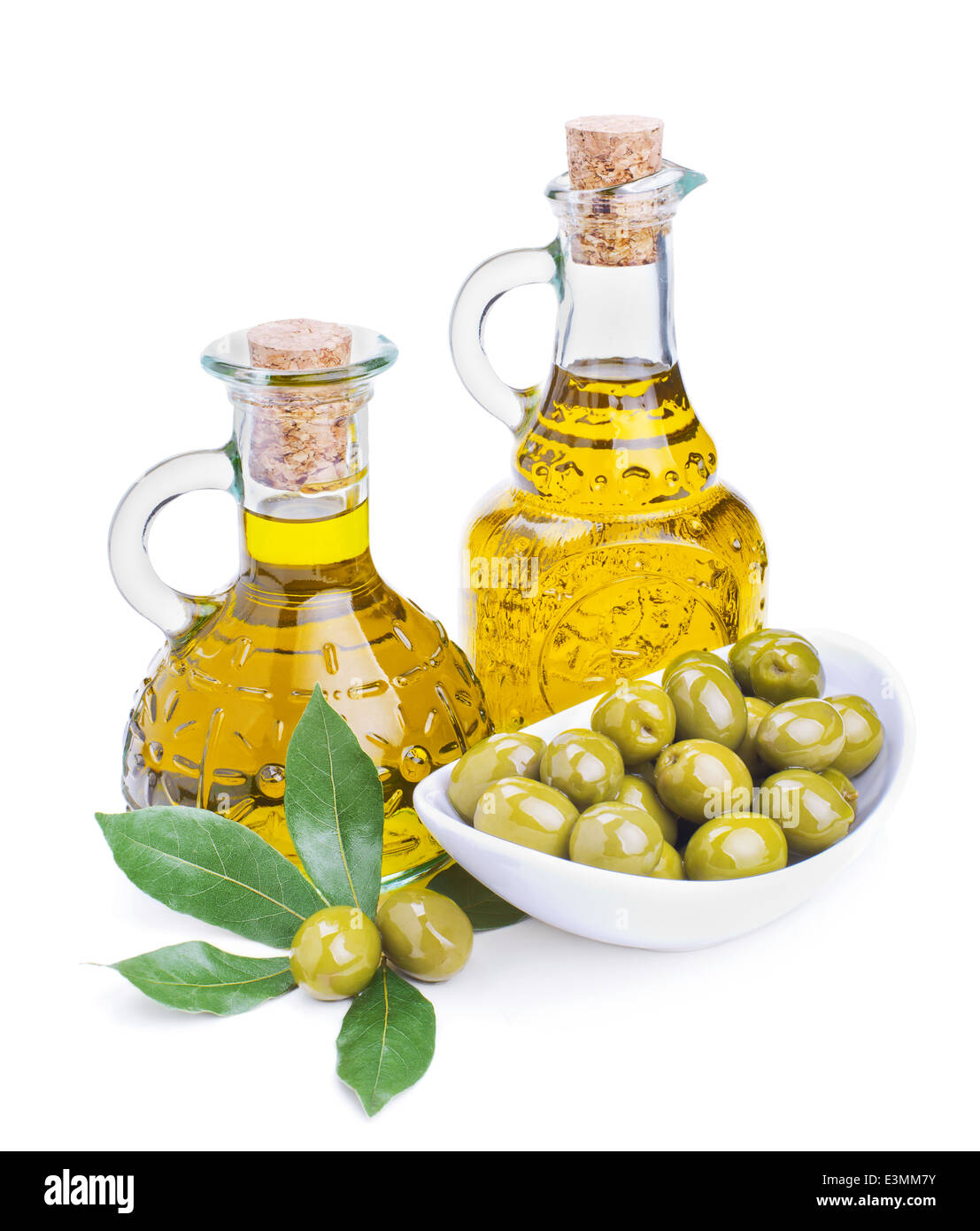 Bouteilles d'huile d'olive et olives vertes avec des feuilles isolées sur fond blanc Banque D'Images