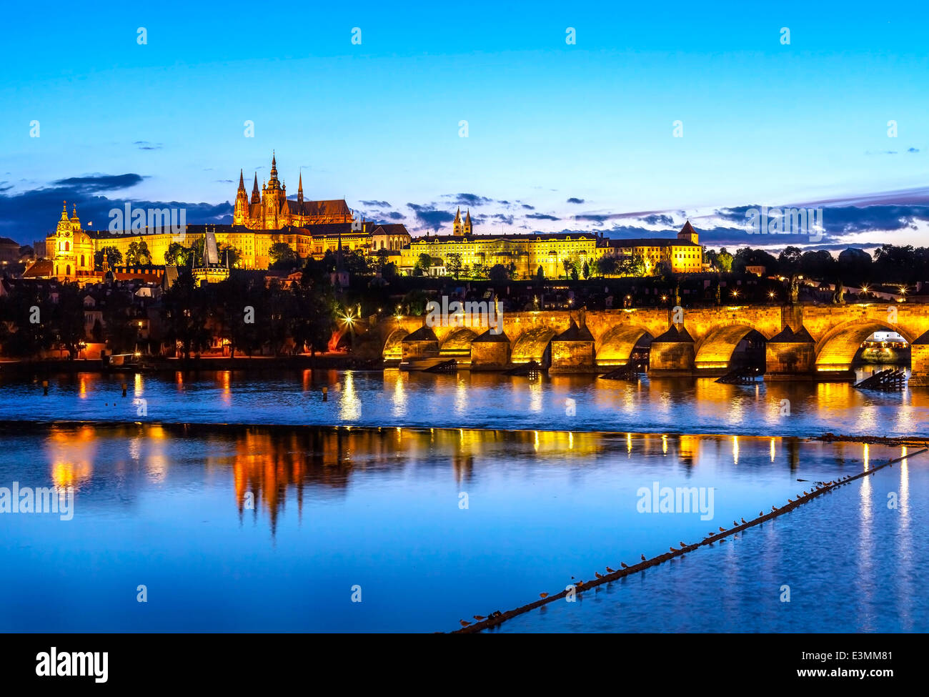 Le château de Prague et du pont au coucher du soleil, en République tchèque. Banque D'Images