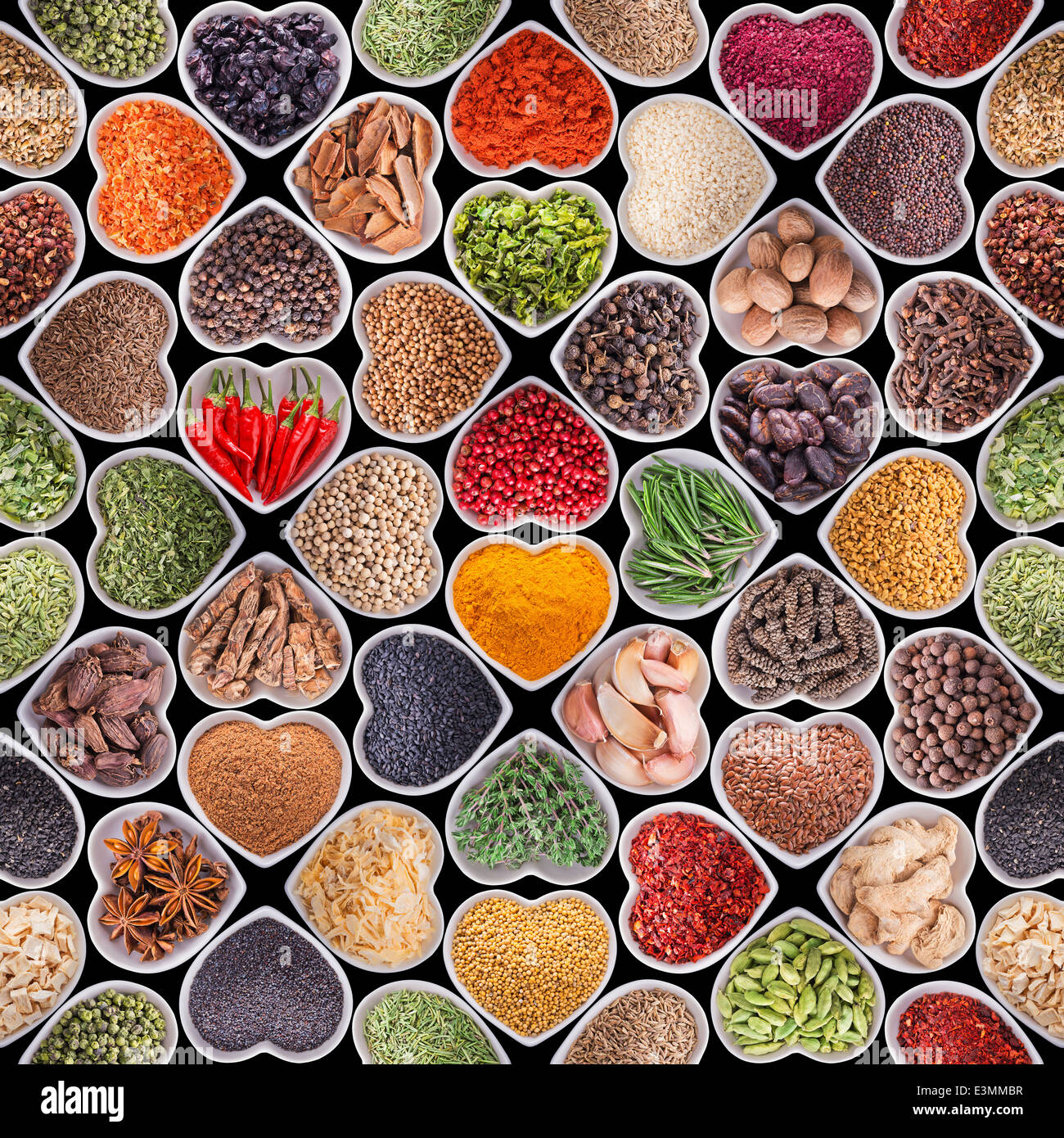 Seamless texture avec des épices et herbes sur fond noir Banque D'Images