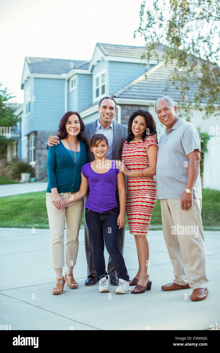 Portrait de multi-generation family in driveway Banque D'Images