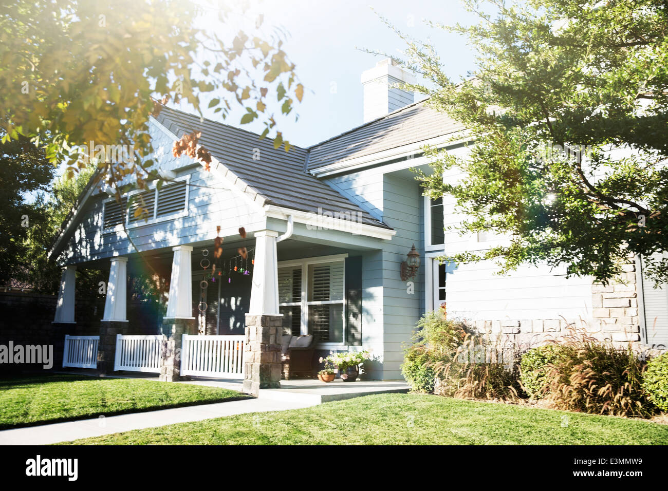 Maison et jardin ensoleillé Banque D'Images