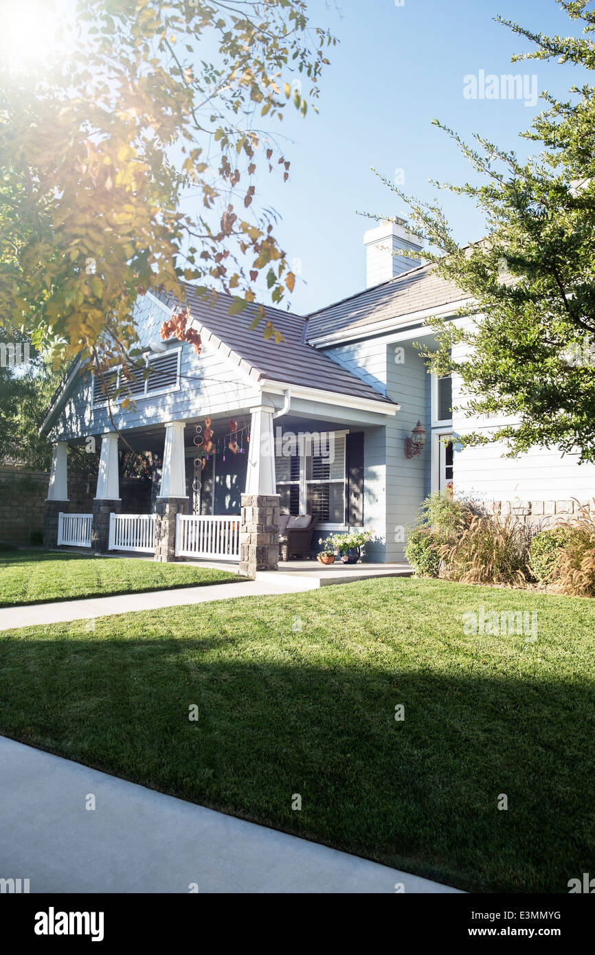 Maison et jardin ensoleillé Banque D'Images