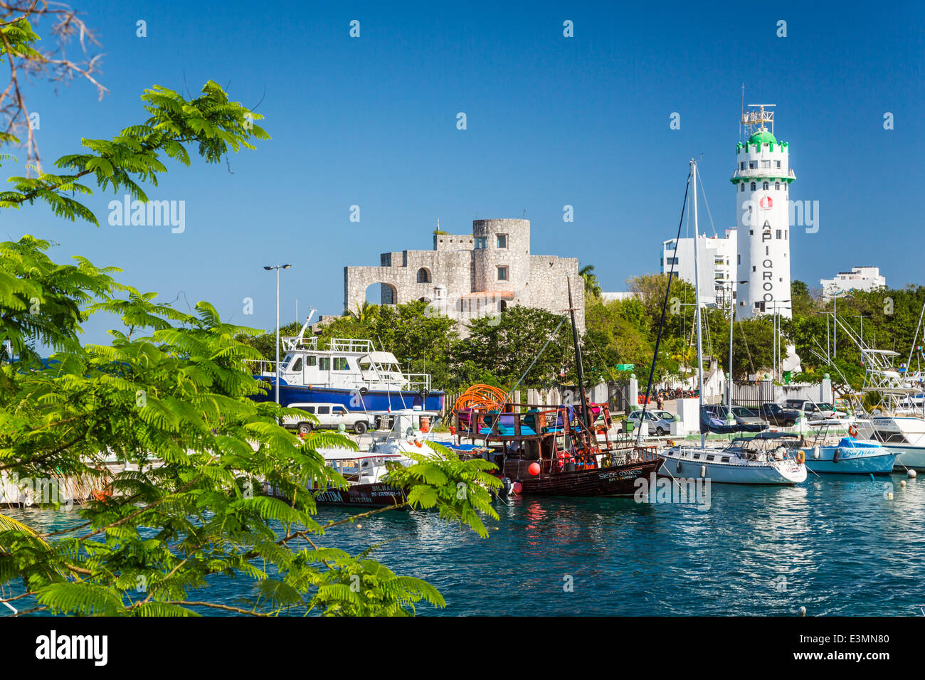 La marina et le phare à Cozumel, Mexique, Caraïbes. Banque D'Images