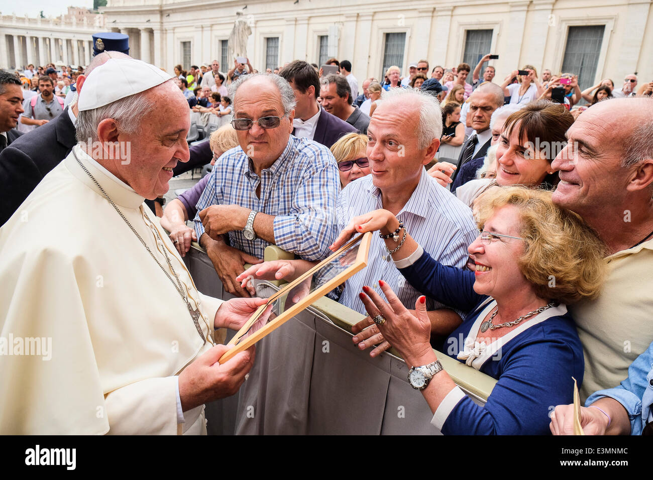 La cité du Vatican. 25 Juin, 2014. Le pape François recevoir en cadeau une  photo de lui-même comme un jeune prêtre d'un ami - Audience générale du 25  juin 2014 : crédit