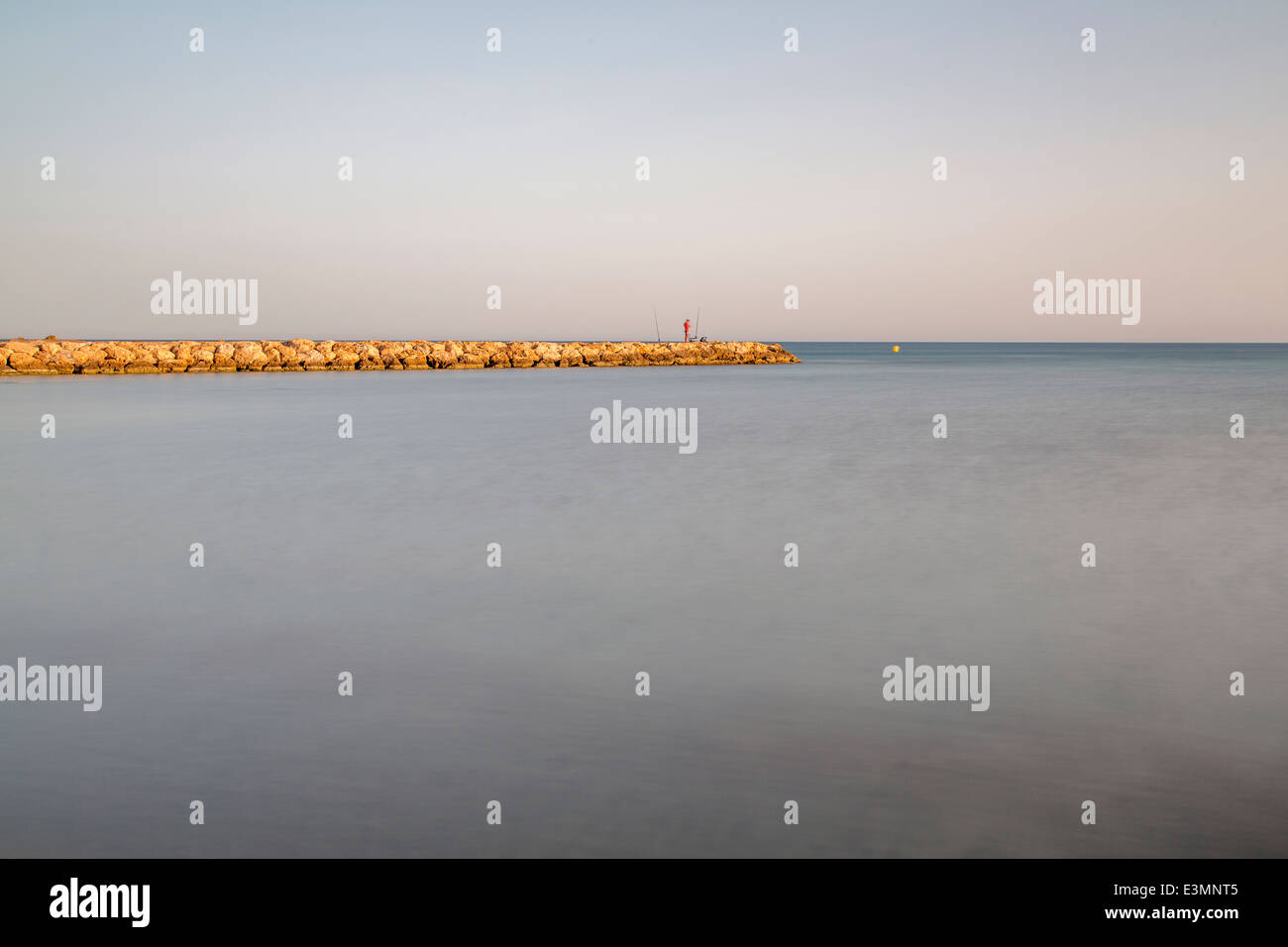 Pêche à la jetée de l'homme sur la pola espagne Banque D'Images