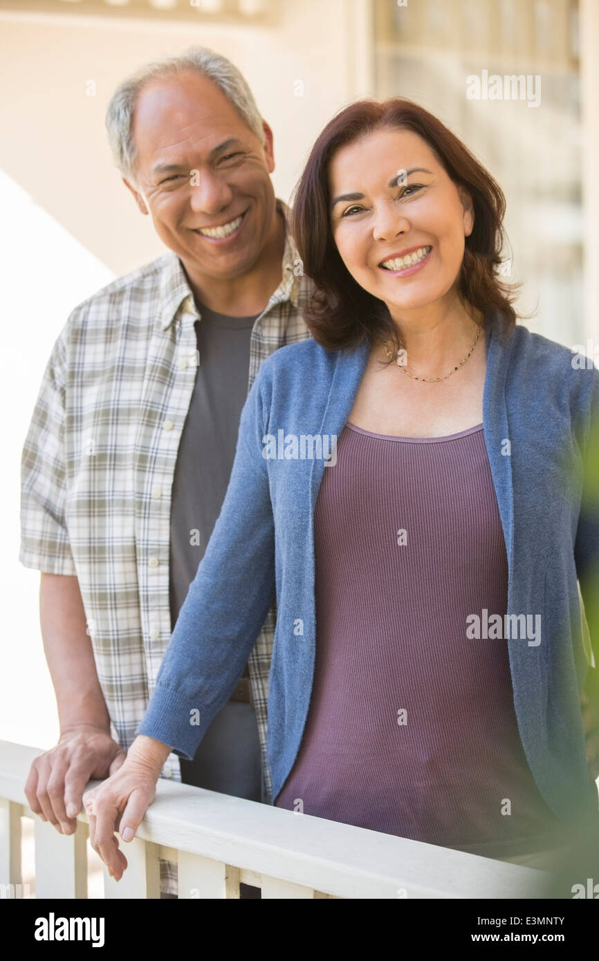 Portrait of smiling couple on porch Banque D'Images