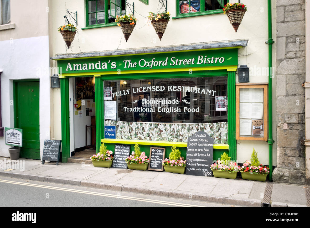 Amanda's Bistro dans Oxford Street, Malmesbury, Wiltshire, lors d'une journée ensoleillée Banque D'Images
