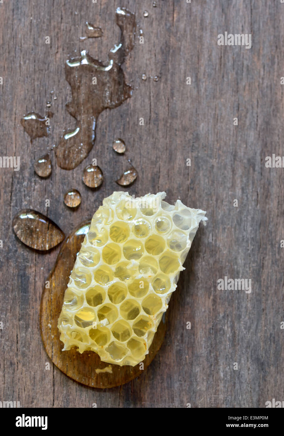 Miel sucré avec miel isolé sur fond de bois vieux Banque D'Images