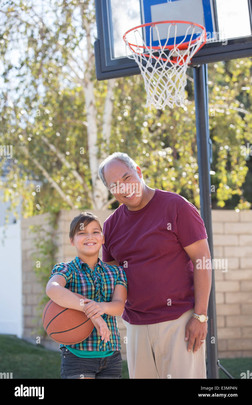 Portrait de grand-père et sa petite-fille jouant au basket-ball Banque D'Images