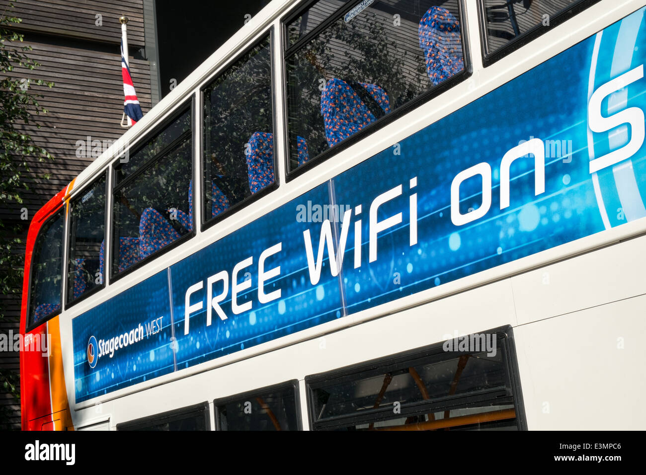 Un signe sur une diligence publicité bus à double étage Accès Internet WiFi gratuit à bord Banque D'Images