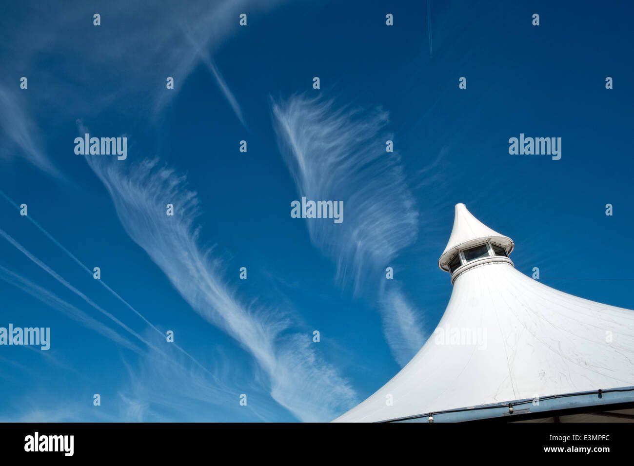 Les formations de nuages cirrus comme plumes dans un ciel d'azur au-dessus du marché de tentes à Havelock St, Swindon, Wiltshire, Royaume-Uni Banque D'Images