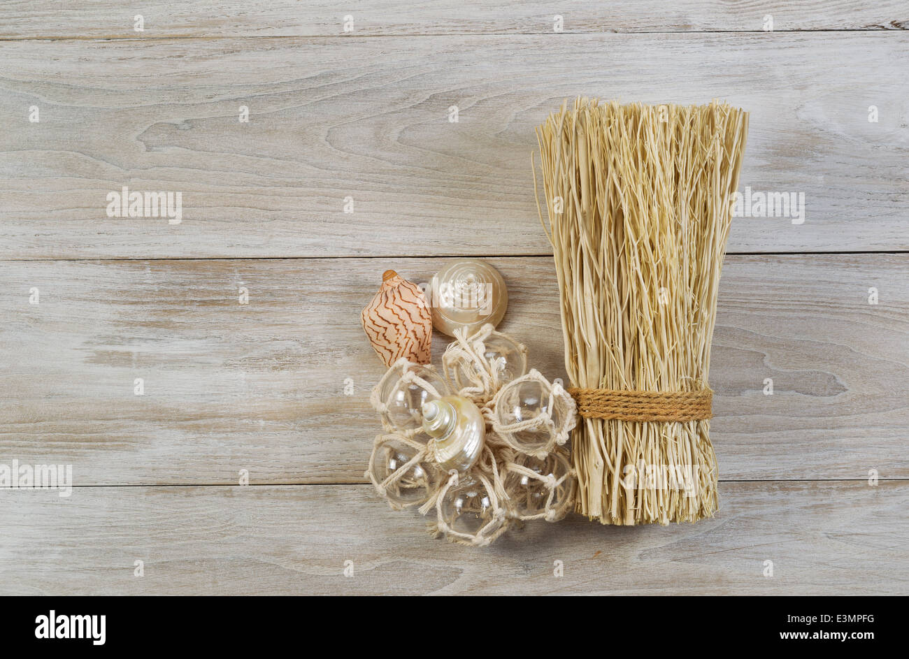 Diverses décorations maison placée à gauche de planches de bois rustique. Articles : les coquillages, coquillages en bouteille Banque D'Images