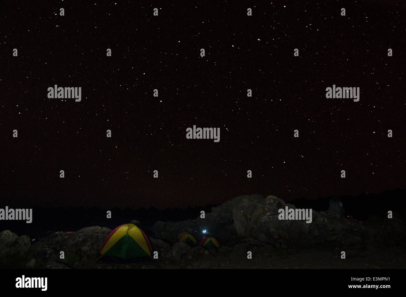 Un ciel nocturne clair sur le camping sur le Kilimanjaro Banque D'Images