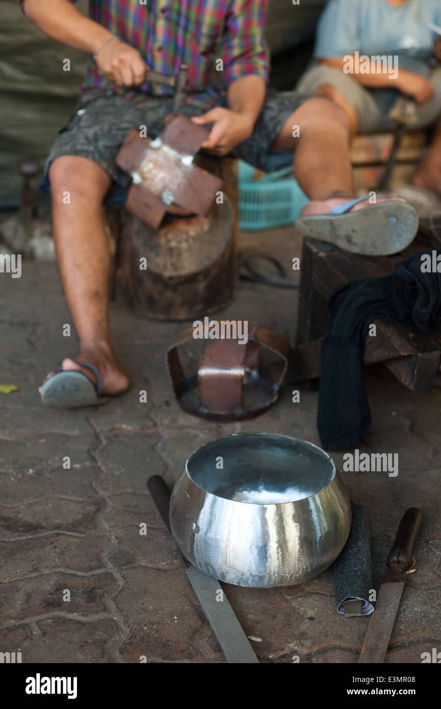 Bangkok Thailande - jeune artisan bol à marteaux à Baan Baht (Monk's Alm Bol Village) Banque D'Images