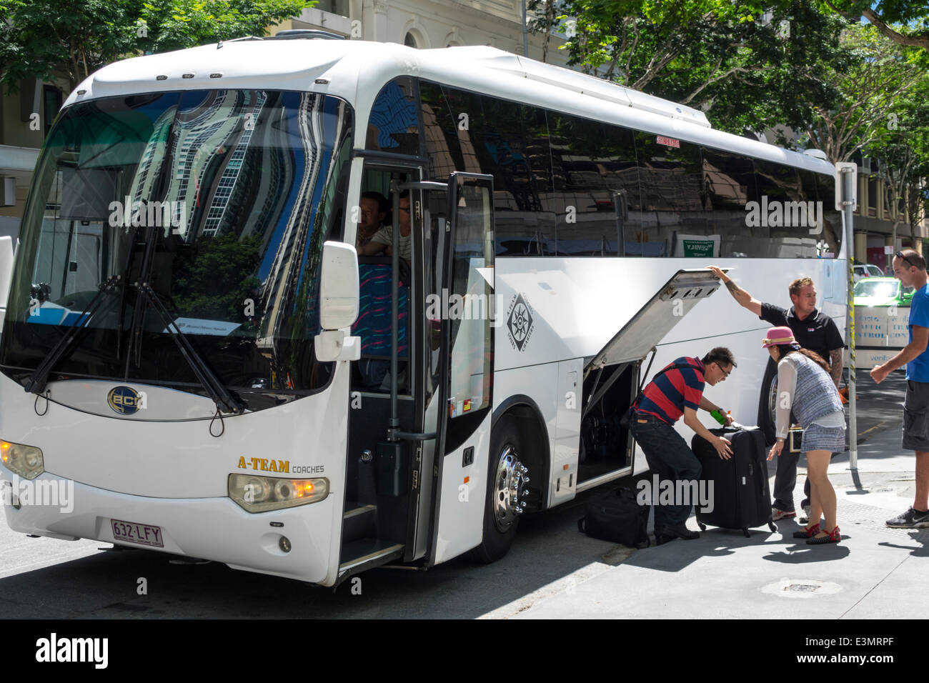 Brisbane Australie,Mary Street,autocar,bus touristique,autocar,passagers rider riders,obtenir,bagages,homme asiatique hommes,femme femmes,AU14031600 Banque D'Images