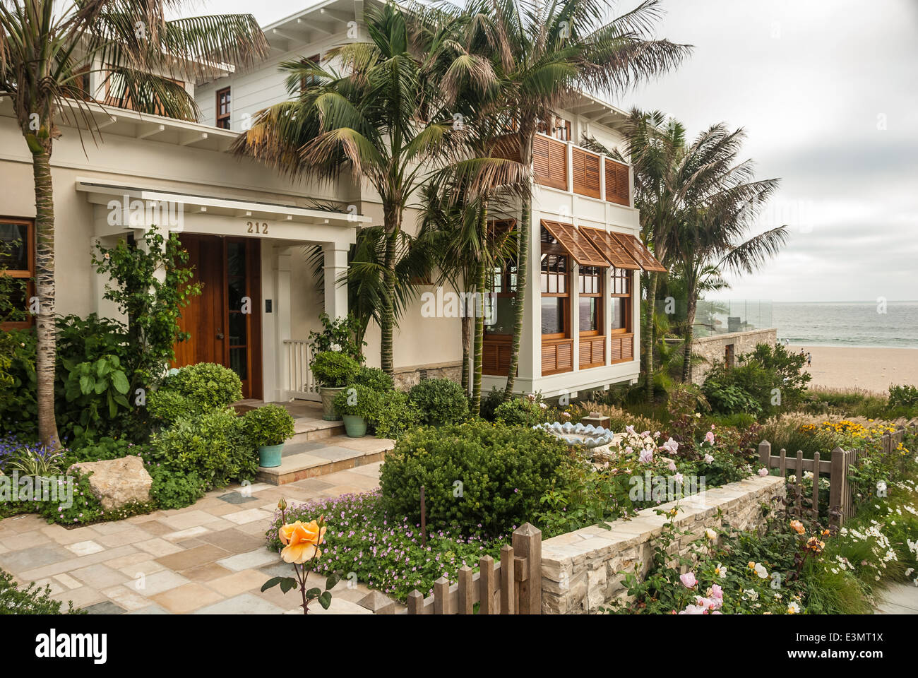 Maison en bord de mer sur le brin donnant sur l'océan Pacifique à Manhattan Beach, Californie, USA. Banque D'Images