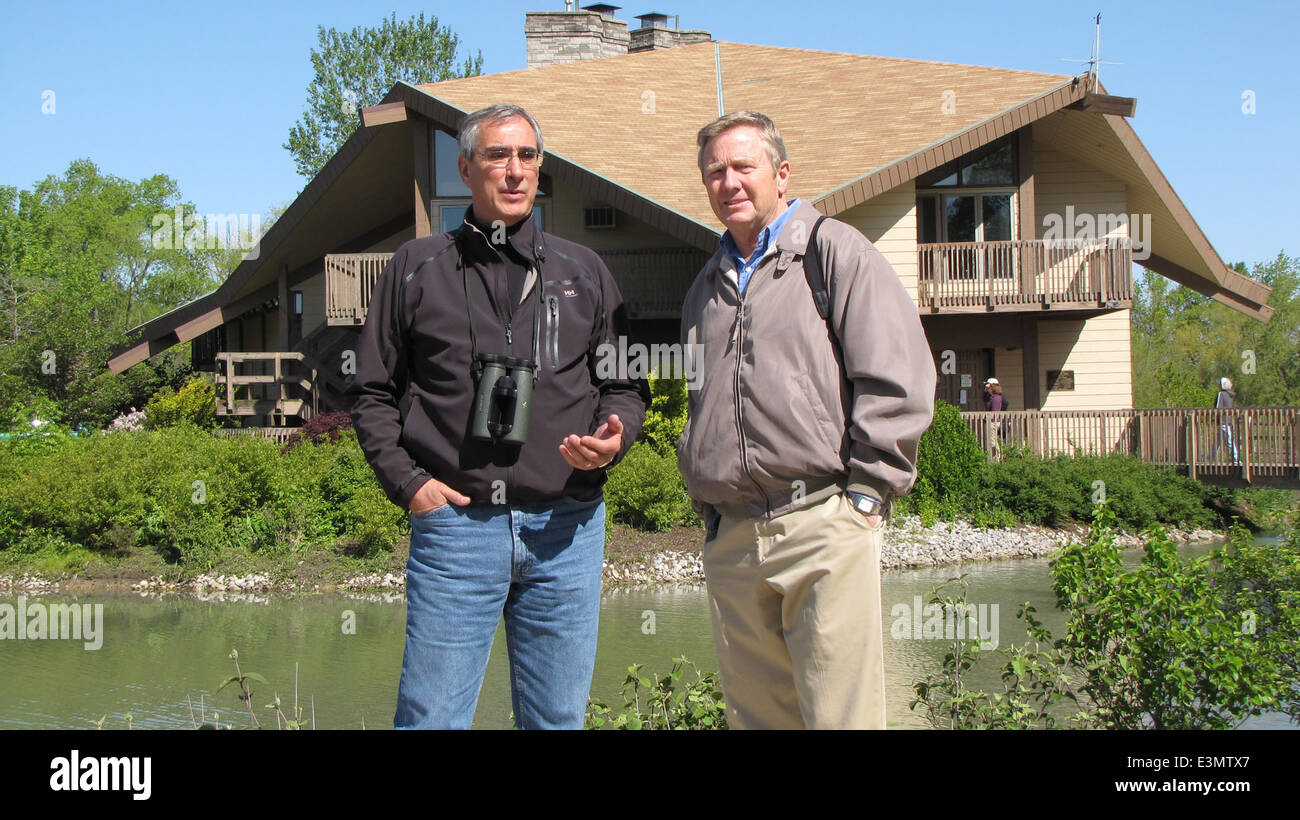 Le directeur régional Tom Melius et le directeur du département des ressources naturelles de l'Ohio Zehringer se rencontrent pour discuter des efforts de conservation et de la gestion des ressources naturelles dans l'Ohio, soulignant l'importance du partenariat dans la préservation des ressources naturelles de l'État. Banque D'Images
